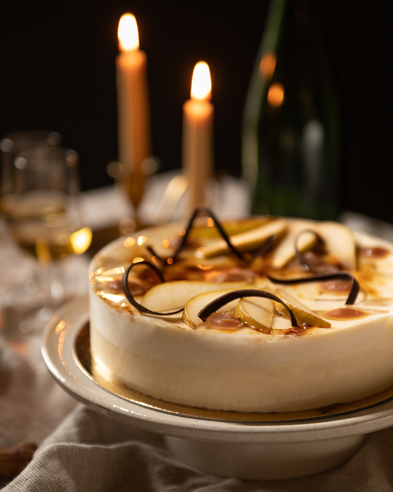 Christina Thiblet photographe culinaire - patisserie entremet poire caramel par l'atelier sucre d'élo ambience moody